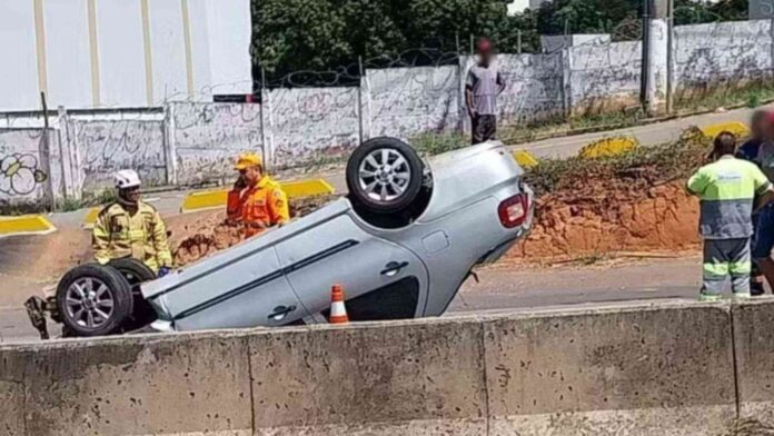 Criança sem estar presa ao cinto de segurança é arremessada de carro em capotamento na MG-050