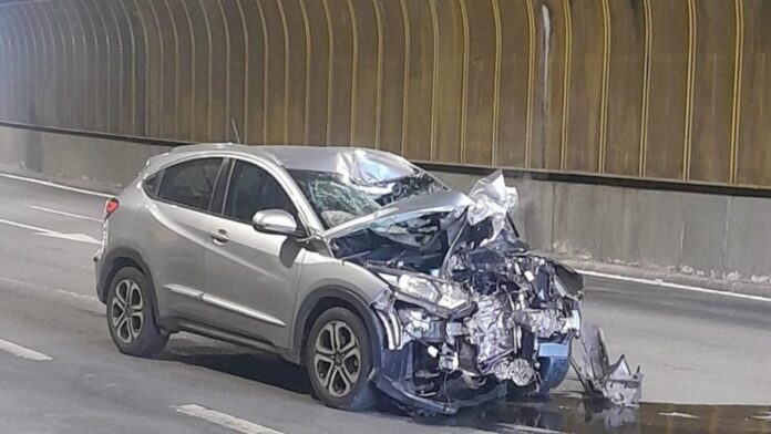 Após fazer retorno irregular e trafegar na contramão, motociclista morre ao colidir com carro, em BH