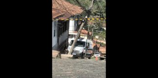 Ouro Preto: base móvel comunitária da PM bate em poste, que fica inclinado; acidente interdita via Base móvel da PM colide com poste e interdita via em Ouro Preto