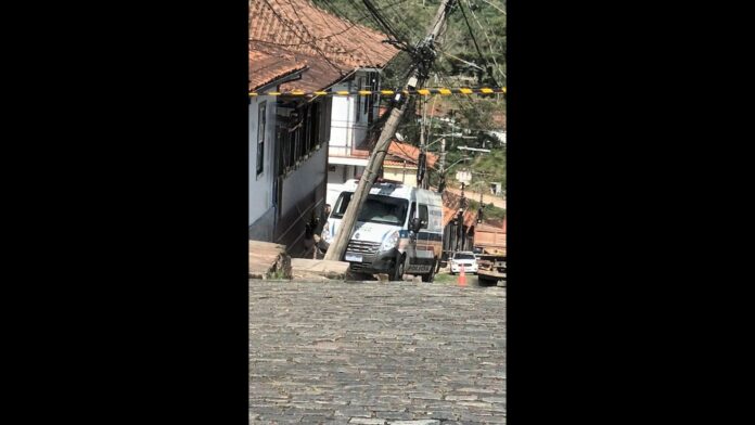 Base móvel da PM colide com poste e interdita via em Ouro Preto