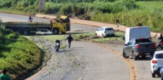 BR-040: caminhão com laranjas bate em mureta, carga se espalha e vítima fica presa às ferragens BR-040: caminhão com laranjas bate em mureta, carga se espalha e vítima fica presa às ferragens