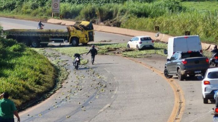 BR-040: caminhão com laranjas bate em mureta, carga se espalha e vítima fica presa às ferragens   