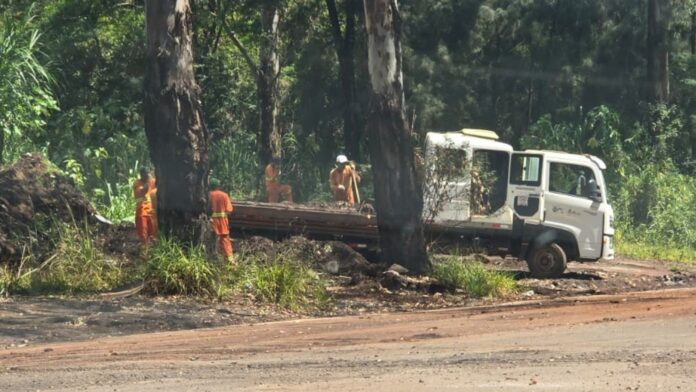 Ribeirão do Eixo, Itabirito: morador faz imagens de descarte na BR-040 e EPR Via Mineira recolhe material