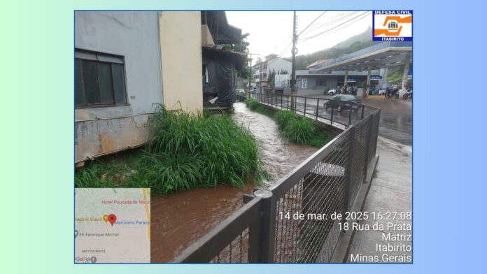 Tarde de chuva em Itabirito: Córrego da Carioca chega a subir 70 centímetros