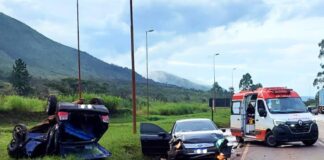 Em 45 min, 2 acidentes na BR-040, em Itabirito, perto do Mirante da Serra; em 1 deles, vítima é arremessada Em 45 min, 2 acidentes na BR-040, em Itabirito, perto do Mirante da Serra; vítima arremessado em 1 deles