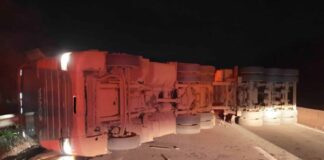 Carreta carregada com minério tomba e mata motorista na BR-381 Carreta carregada com minério tomba e mata motorista na BR-381