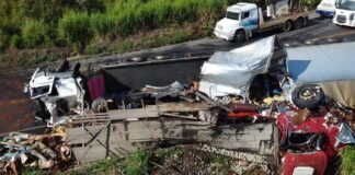 MG: motorista morre em acidente envolvendo 3 caminhões na BR-262 MG: motorista morre em acidente envolvendo 3 caminhões na BR-262