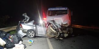 Acidente entre carro e caminhão deixa 3 mortos e 1 ferido na BR-365 Acidente entre carro e caminhão deixa três mortos e um ferido na BR-365