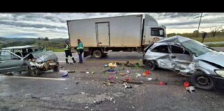 Acidente entre carros deixa 2 feridos na BR-040 Acidente entre carros deixa 2 feridos na BR-040