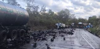 MG: 5 pessoas ficam feridas após acidente entre carro, caminhão e 2 carretas na BR-251 MG: 5 pessoas ficam feridas após acidente entre carro, caminhão e 2 carretas na BR-251