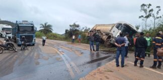 Itabirito, Serra da Santa, BR-356: carreta tomba e derrama grande quantidade de óleo na pista Itabirito, Serra da Santa, BR-356: caminhão tomba e derrama grande quantidade de óleo na pista