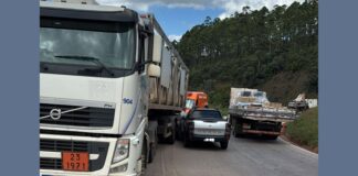 Itabirito, BR-356: carreta carregada com botijão de gás acessa contramão e acerta picape na Serra da Santa Itabirito, BR-356: carreta carregada com botijão de gás acessa contramão e acerta picape na Serra da Santa