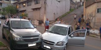 Itabirito: carro desgovernado desce morro do Santo Antônio, fere a motorista e bate em 2 veículos Itabirito, Morro, Santo Antônio, Descida, Acidente, Brigada, Moto, descontrolado