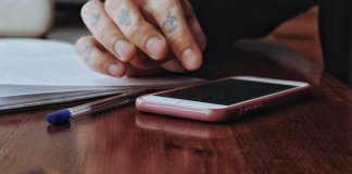 Em grupo corporativo, trabalhador posta figurinhas “desrespeitosas”, é demitido, mas reverte justa causa Em grupo corporativo, trabalhador posta figurinha “desrespeitosa”, é demitido, mas vence na Justiça