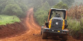 Obra de recuperação em estrada rural de Santa Rita de Ouro Preto entra na fase final Obra de recuperação em estrada rural de Santa Rita de Ouro Preto entra na fase final