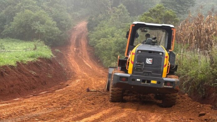 Obra de recuperação em estrada rural de Santa Rita de Ouro Preto entra na fase final