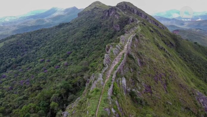 Ouro Preto: caverna é descoberta em área com pedido de mineração na Serra do Botafogo