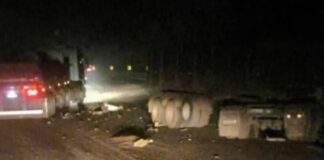 Itabirito: batida entre carretas derrama carga de minério e deixa ferido na BR-040 Itabirito: batida entre carretas derrama carga de minério e deixa motorista ferido na BR-040