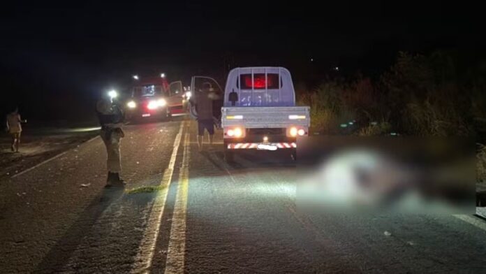 MG: 1 jovem morre e 2 ficam feridos após choque entre motos e égua na BR-259
