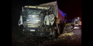 MG: batida entre 2 caminhões e 1 carro mata caminhoneiro na BR-251 MG: batida entre 2 caminhões e 1 carro deixa caminhoneiro morto na BR-251