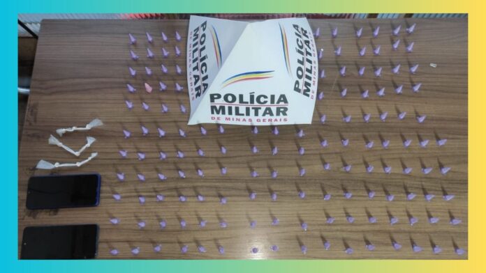 Itabirito: PM apreende, no PA, bolsa com 139 pinos de cocaína, 9 pedras de crack e 2 celulares