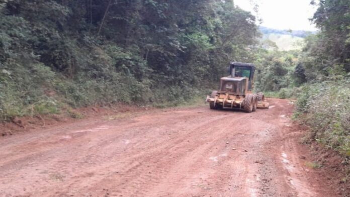 Ouro Preto realiza manutenção em estrada entre Santo Antônio do Salto e Santa Rita