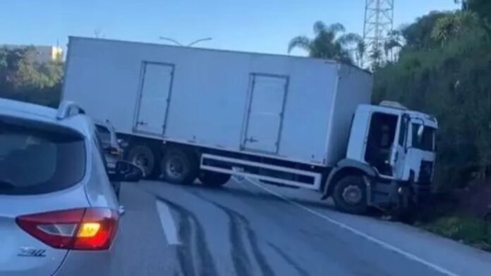 Trabalhador que sinalizava BR-040, após acidente entre caminhões e ônibus, é atropelado