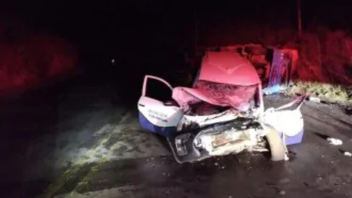 Acidente entre carreta e carro funerário deixa 2 feridos na BR-381