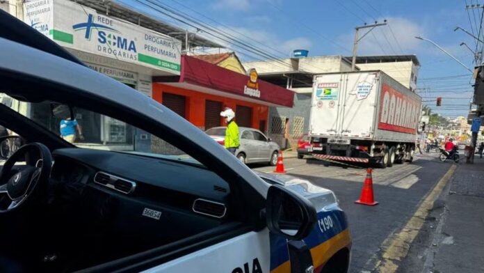 MG: idosa (de 80 anos) atravessa fora da faixa, é atropelada por caminhão e morre