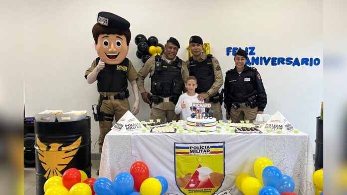 Aniversário de garoto que sonha em ser policial é celebrado dentro do batalhão da PM em Ouro Preto Aniversário de garoto que sonha em ser policial é celebrado dentro do batalhão da PM em Ouro Preto