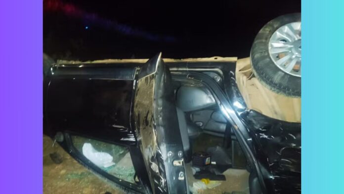 Carro que transportava medulas ósseas capota na MG-451 e cai em ribanceira; 2 feridos