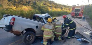 Motorista de caminhonete morre após colisão frontal com caminhão na BR-040 Motorista de caminhonete morre após colisão frontal com caminhão na BR-040