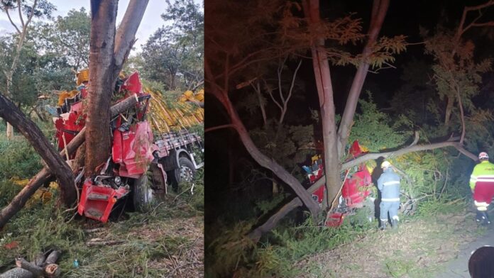 MG: caminhoneiro de 38 de idade morre após caminhão se chocar contra uma árvore na BR-135