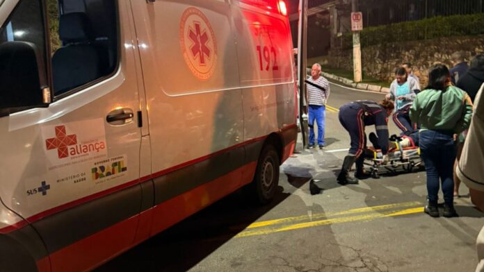 Itabirito: batida entre moto e carro deixa motociclista com fratura no tornozelo e mobiliza Samu