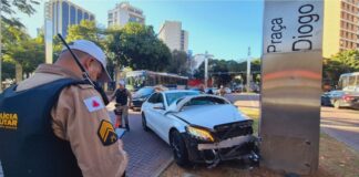 BH: homem cochila ao volante e bate carro de luxo na Praça da Savassi BH: homem cochila ao volante e bate carro de luxo na Praça da Savassi