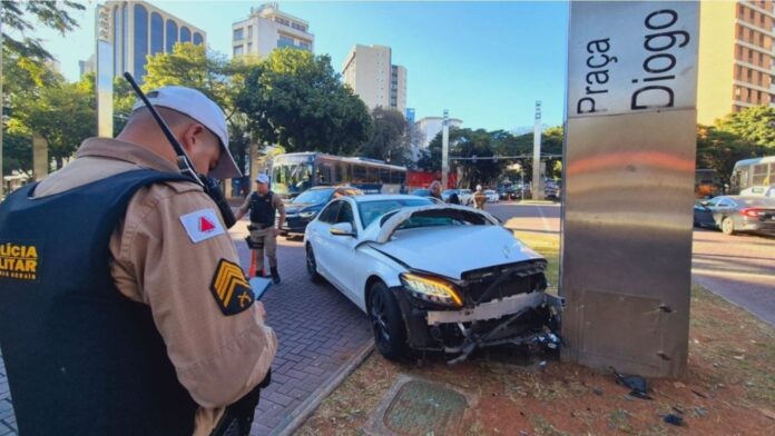 BH: homem cochila ao volante e bate carro de luxo na Praça da Savassi