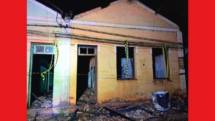 Itabirito: umas das ‘casas da Usina’ tem perda total em incêndio; acredita-se que tenha sido ato criminoso