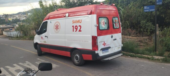 Itabirito: moto bate em poste no PA; Samu (com apoio da Brigada) socorre jovem condutor, que sofreu fratura  