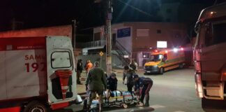 Itabirito: violento choque entre moto e carreta é flagrado por morador do São José; 2 feridos Itabirito: violento choque entre moto e carreta é flagrado por morador do São José; 2 feridos