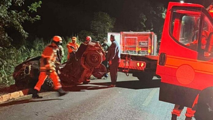 MG: motorista perde o controle da direção e carro com 7 jovens bate em árvore; 4 mortos