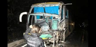 Minas, BR-116: carreta fica em ‘L’ e acerta ônibus com 44 pessoas MG: chuva intensa faz carreta ficar em 'L' e bater em ônibus que transportava 44 pessoas