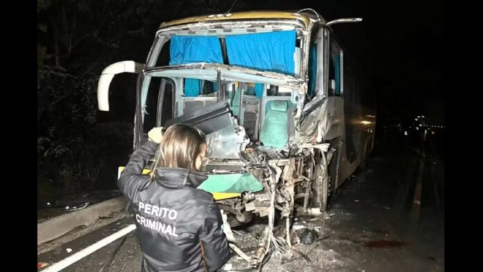 MG: chuva intensa faz carreta ficar em 'L' e bater em ônibus que transportava 44 pessoas