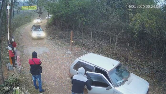 Criança, 7 veículos e materiais para erguer barracos: invasores pela 2ª vez em Ribeirão do Eixo, Itabirito Criança, 7 veículos e materiais para erguer barracos: invasores pela 2ª vez em Ribeirão do Eixo, Itabirito