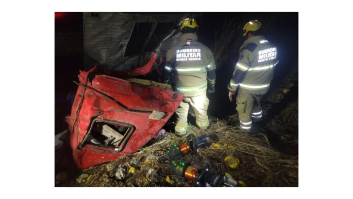 MG: motorista morre após caminhão carregado com melões capotar na BR-251 MG: motorista morre após caminhão carregado com melões capotar na BR-251