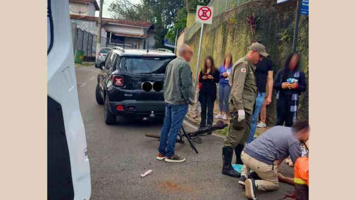 Itabirito: homem perde freio da bicicleta que conduzia no morro do asilo e acerta traseira de Renegade     