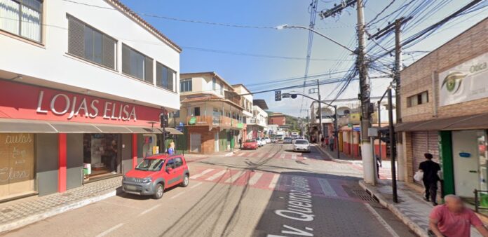 Senhor de 60 anos é atropelado por moto no Centro de Itabirito, e condutor foge sem prestar socorro