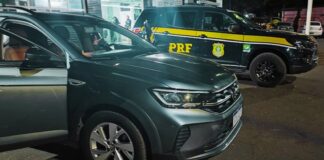 PRF recupera carro furtado com placas clonadas na BR-040; dupla é presa em flagrante PRF recupera carro furtado com placas clonadas na BR-040; dupla é presa em flagrante