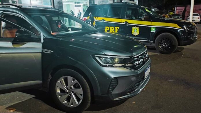 PRF recupera carro furtado com placas clonadas na BR-040; dupla é presa em flagrante