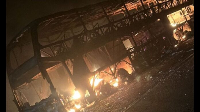 Após batida com carreta, ônibus que levava 43 passageiros pega fogo e deixa feridos na BR-262