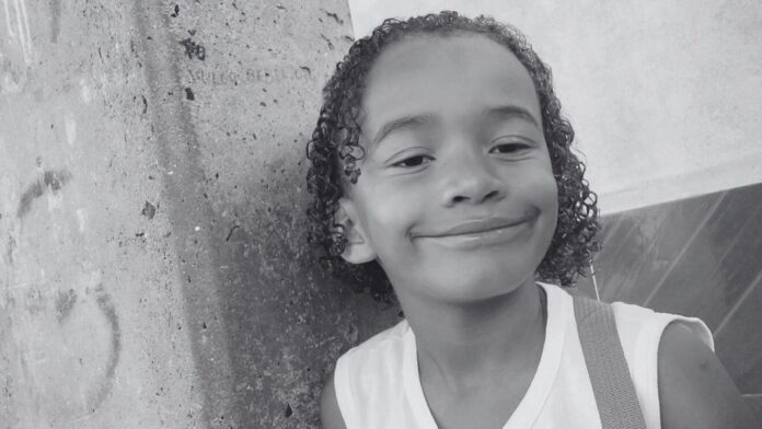 MG: criança (de 8 anos) morre atropelada por van escolar; motorista fugiu e era inabilitado